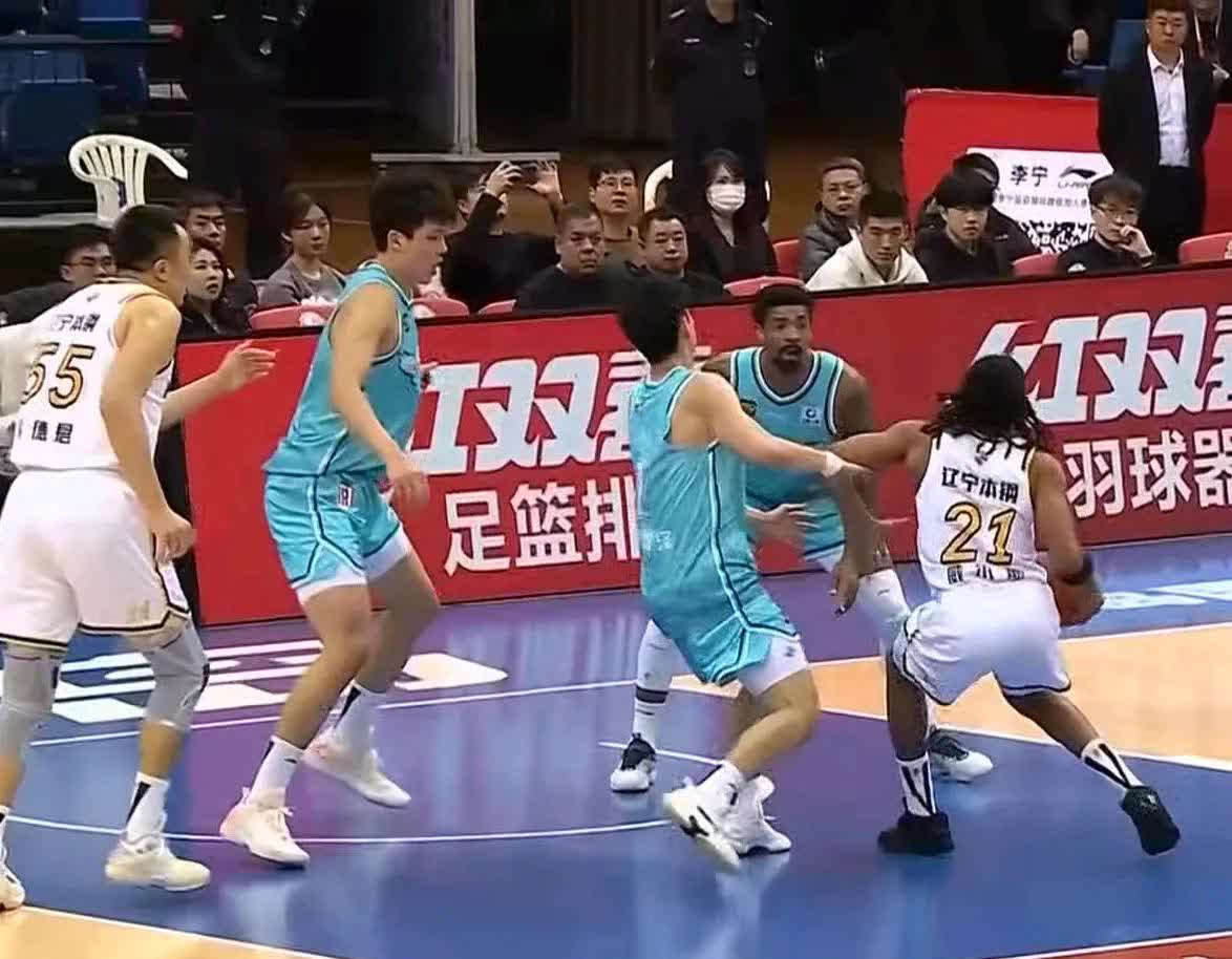 凯发体育-关于杨瀚森连得5分打停鹈鹕，下场与队友握手相互打气的信息