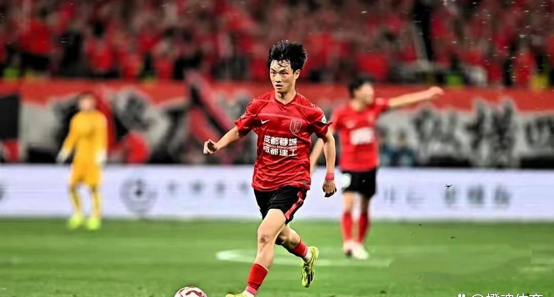 成都蓉城主力国脚前锋离队！已转会到山东队效力，德转正式确认的简单介绍