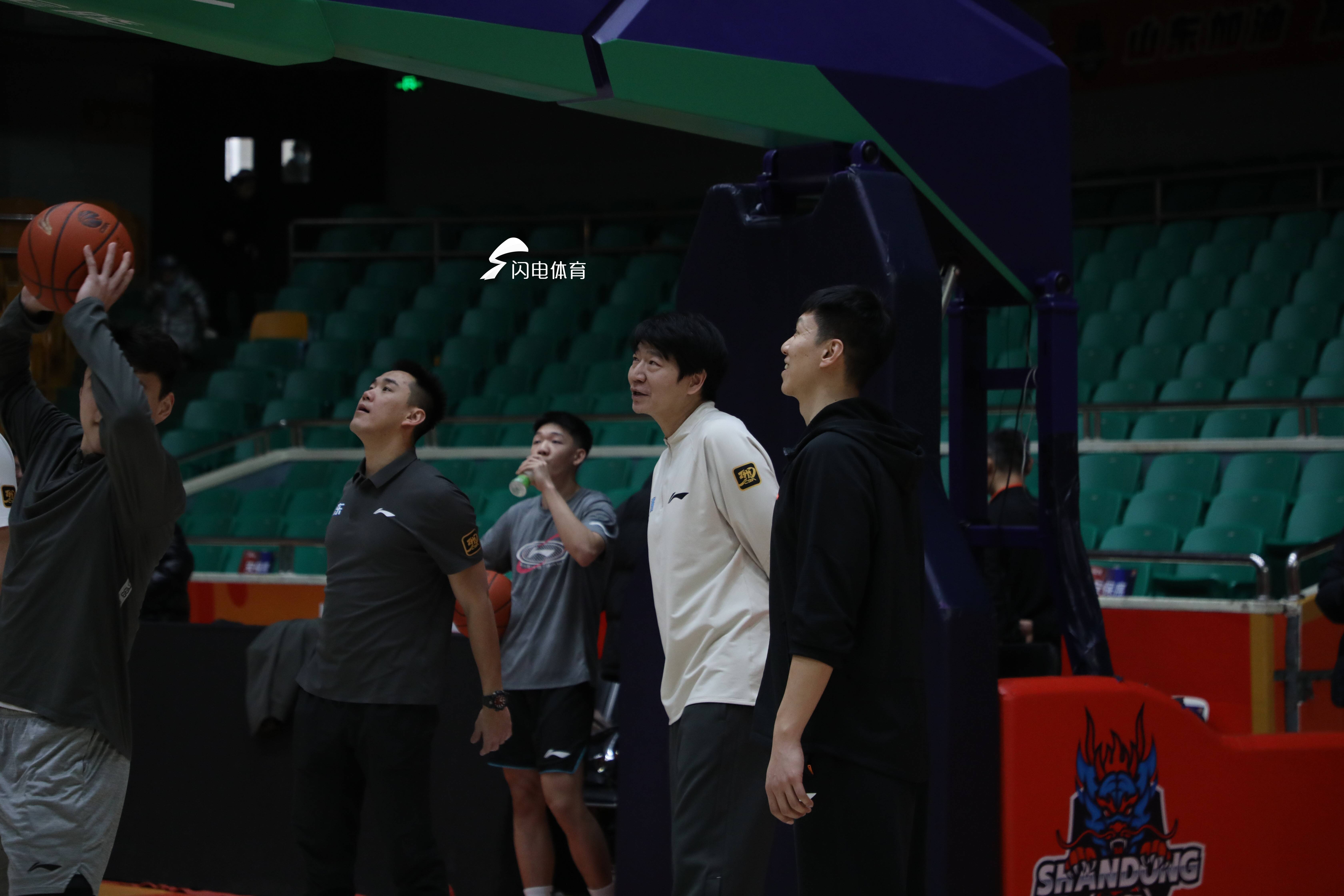 山东男篮更新邱彪指导训练视频：为邱彪指导敬业精神点赞