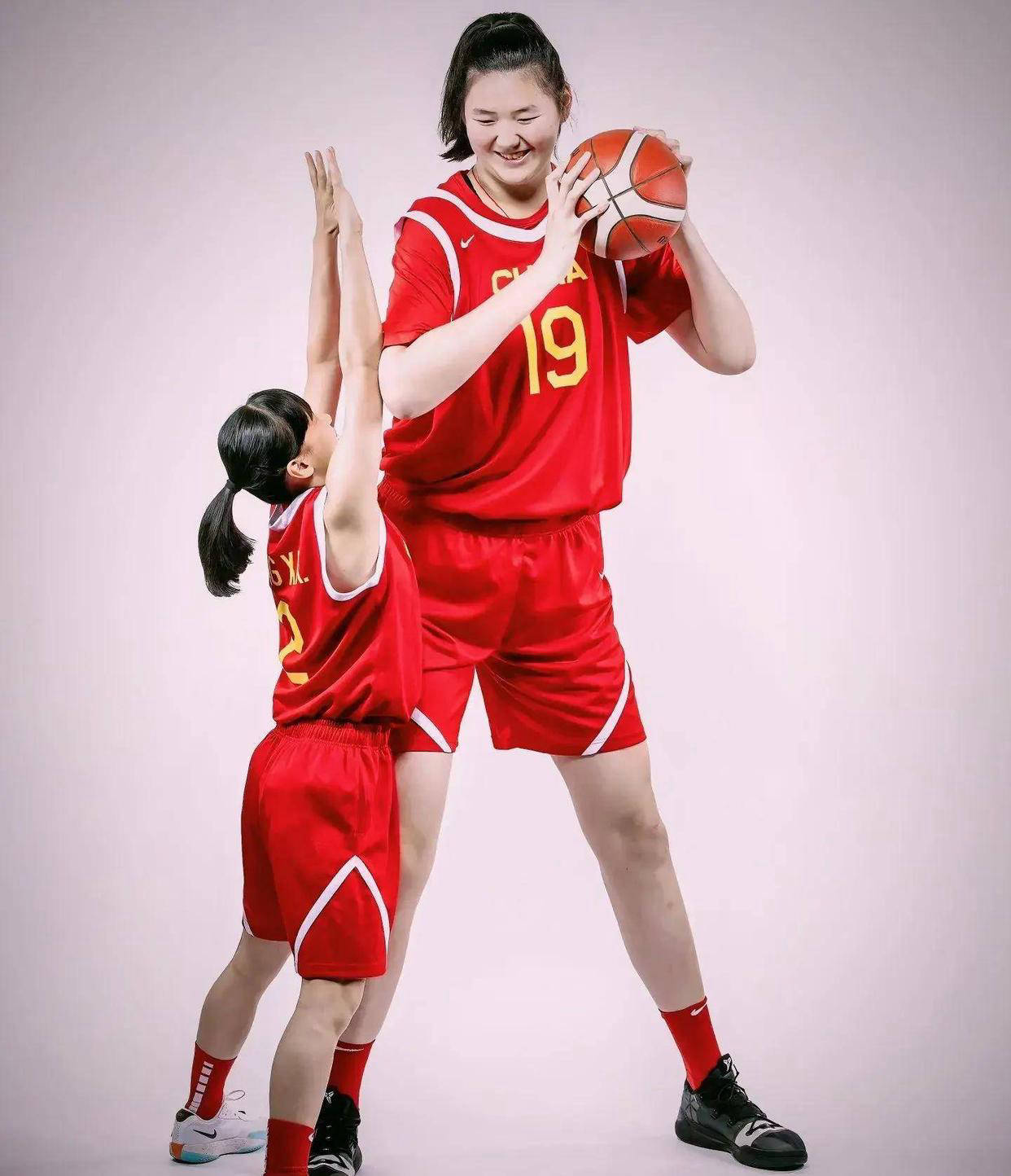 组图：中国女篮备战波黑宫鲁鸣给张子宇开小灶